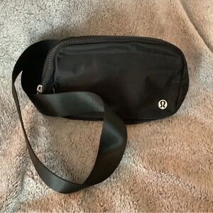 BARELY used, Lululemon Everywhere belt bag 1 litre